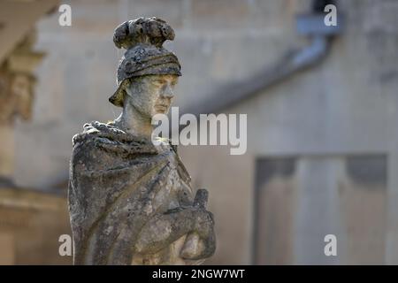 Primo piano della statua romana sulla terrazza delle terme romane, Bath, Somerset, Regno Unito, il 19 febbraio 2023 Foto Stock