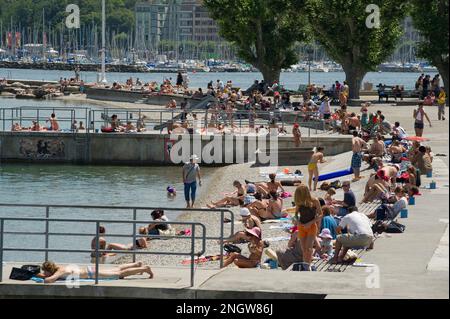 Geneve partage les rives du lac Leman entre spaces verts et immeubles rigides. Le canton de Geneve est une veritable enclave dans les frontieres fran Foto Stock