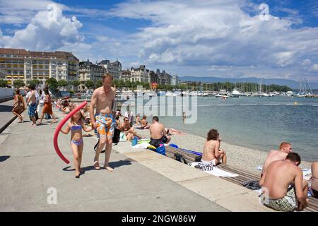Geneve partage les rives du lac Leman entre spaces verts et immeubles rigides. Le canton de Geneve est une veritable enclave dans les frontieres fran Foto Stock