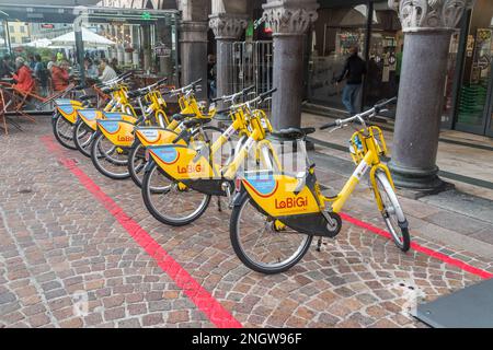 Bergamo, Italia - 30 settembre 2022: Bici da città in affitto. Foto Stock