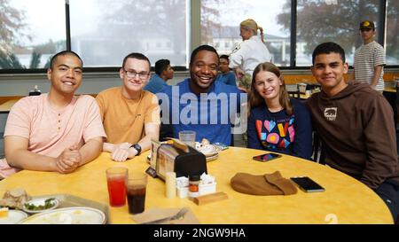 Formazione tecnica studenti del 336th Training Squadron mangiare il pranzo del giorno del Ringraziamento in Magnolia Dining Facility presso Keesler Air Force base, Mississippi, 24 novembre 2022. La leadership dell'ala di formazione 81st ha tradizionalmente servito un pasto del Ringraziamento agli studenti di formazione tecnica e ai membri della popolazione di base. Foto Stock