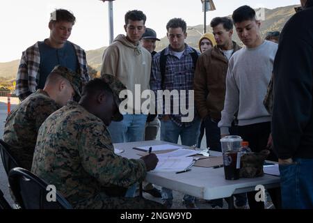 STATI UNITI Marines con Battaglione di addestramento della fanteria, School of Infantry-West (SOI-West), Marine Corps base Camp Pendleton, aspettano di essere rilasciati alle famiglie per il giorno del Ringraziamento a SOI-West su MCB Camp Pendleton, California, 24 novembre 2022. La formazione di Marines in SOI-West è benvenuta per trascorrere il Ringraziamento con le famiglie che si offrono volontariato attraverso il programma Home Hospitality adopt-a-Marine. Il programma è stato creato dall’Associazione cristiana dei giovani uomini dei servizi Armed per fornire pasti caldi e casalinghi e un ambiente familiare accogliente ai membri del servizio che durante le vacanze sono lontani dalle loro famiglie. Foto Stock