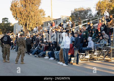 STATI UNITI Marines con Battaglione di addestramento della fanteria, School of Infantry-West (SOI-West), Marine Corps base Camp Pendleton, aspettano di essere rilasciati alle famiglie per il giorno del Ringraziamento a SOI-West su MCB Camp Pendleton, California, 24 novembre 2022. La formazione di Marines in SOI-West è benvenuta per trascorrere il Ringraziamento con le famiglie che si offrono volontariato attraverso il programma Home Hospitality adopt-a-Marine. Il programma è stato creato dall’Associazione cristiana dei giovani uomini dei servizi Armed per fornire pasti caldi e casalinghi e un ambiente familiare accogliente ai membri del servizio che durante le vacanze sono lontani dalle loro famiglie. Foto Stock