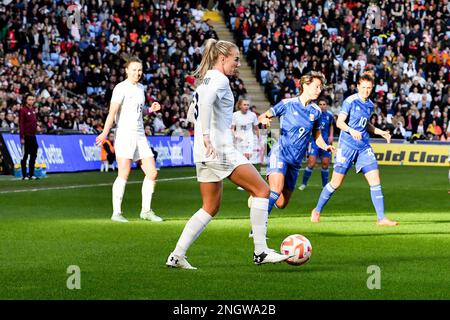 CBS Arena, Coventry, Regno Unito. 19th Feb, 2023. Arnold Clark Cup Football, Inghilterra contro Italia; Alex Greenwood dell'Inghilterra corre con la palla credito: Action Plus Sports/Alamy Live News Foto Stock