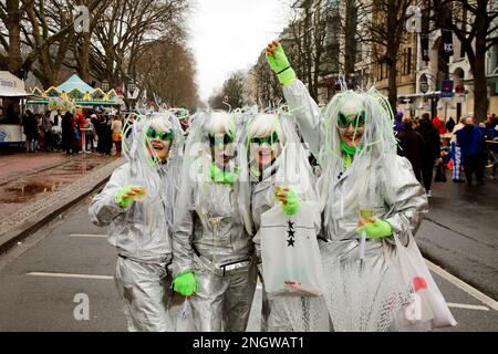 Tradizionale Kö-Treiben (traffico e trambusto) sulla Königsallee in tempo piovoso, carnevale di strada a Düsseldorf Foto Stock