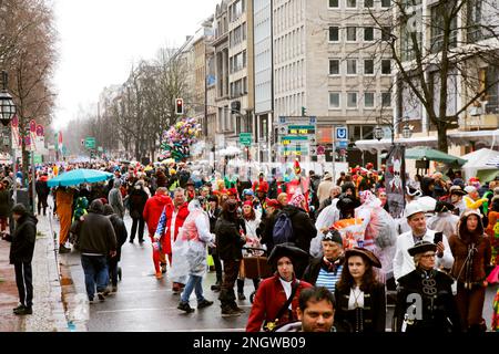 Tradizionale Kö-Treiben (traffico e trambusto) sulla Königsallee in tempo piovoso, carnevale di strada a Düsseldorf Foto Stock