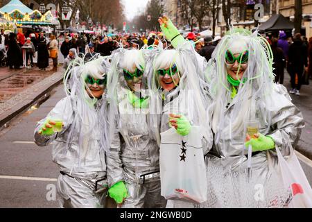 Tradizionale Kö-Treiben (traffico e trambusto) sulla Königsallee in tempo piovoso, carnevale di strada a Düsseldorf Foto Stock