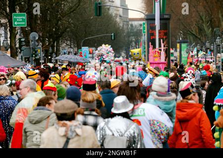 Tradizionale Kö-Treiben (traffico e trambusto) sulla Königsallee in tempo piovoso, carnevale di strada a Düsseldorf Foto Stock