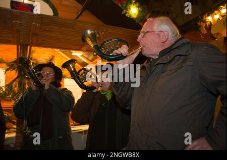 Bonn Marche de Noel sur plusieurs Places de la Cite. Produits de bouche, vin chaud, saucisses allemandes et nombreuses idees cadeaux en font un marche Foto Stock