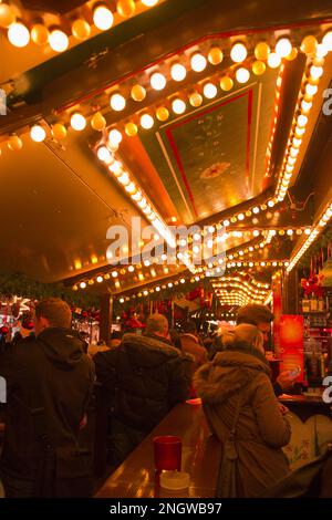 Bonn Marche de Noel sur plusieurs Places de la Cite. Produits de bouche, vin chaud, saucisses allemandes et nombreuses idees cadeaux en font un marche Foto Stock