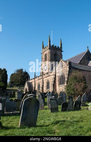 La Chiesa medievale di St Giles situato sulle pendici di una collina nella città Derbyshire Dales di Matlock Foto Stock