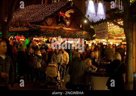 Bonn Marche de Noel sur plusieurs Places de la Cite. Produits de bouche, vin chaud, saucisses allemandes et nombreuses idees cadeaux en font un marche Foto Stock