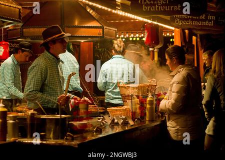 Bonn Marche de Noel sur plusieurs Places de la Cite. Produits de bouche, vin chaud, saucisses allemandes et nombreuses idees cadeaux en font un marche Foto Stock