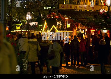 Bonn Marche de Noel sur plusieurs Places de la Cite. Produits de bouche, vin chaud, saucisses allemandes et nombreuses idees cadeaux en font un marche Foto Stock