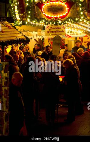 Bonn Marche de Noel sur plusieurs Places de la Cite. Produits de bouche, vin chaud, saucisses allemandes et nombreuses idees cadeaux en font un marche Foto Stock