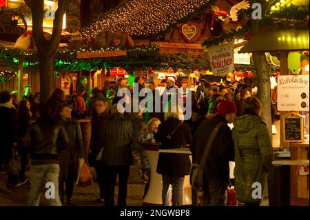 Bonn Marche de Noel sur plusieurs Places de la Cite. Produits de bouche, vin chaud, saucisses allemandes et nombreuses idees cadeaux en font un marche Foto Stock