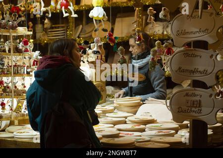 Bonn Marche de Noel sur plusieurs Places de la Cite. Produits de bouche, vin chaud, saucisses allemandes et nombreuses idees cadeaux en font un marche Foto Stock