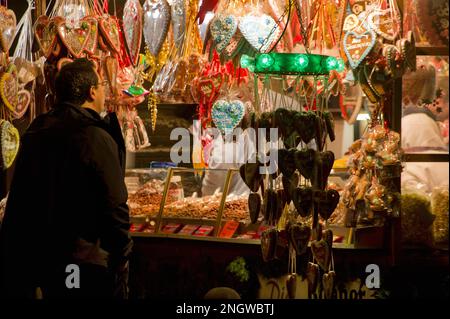 Bonn Marche de Noel sur plusieurs Places de la Cite. Produits de bouche, vin chaud, saucisses allemandes et nombreuses idees cadeaux en font un marche Foto Stock