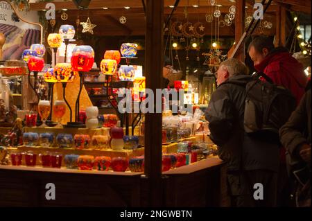 Bonn Marche de Noel sur plusieurs Places de la Cite. Produits de bouche, vin chaud, saucisses allemandes et nombreuses idees cadeaux en font un marche Foto Stock