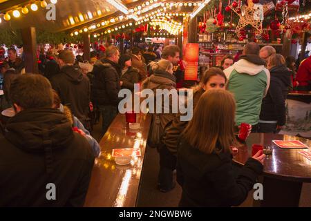 Bonn Marche de Noel sur plusieurs Places de la Cite. Produits de bouche, vin chaud, saucisses allemandes et nombreuses idees cadeaux en font un marche Foto Stock