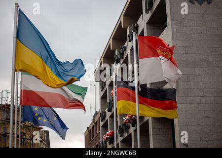 Le bandiere di Colonia, della Renania settentrionale-Vestfalia, della Germania, dell'Ucraina e dell'Unione europea volano insieme nel cielo. Credito: Sinai Noor/Alamy Foto Stock