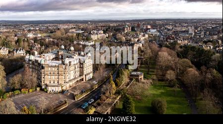 Una vista aerea della North Yorkshire Spa Town di Harrogate con l'architettura vittoriana di vecchi edifici e il parco pubblico Valley Gardens Foto Stock