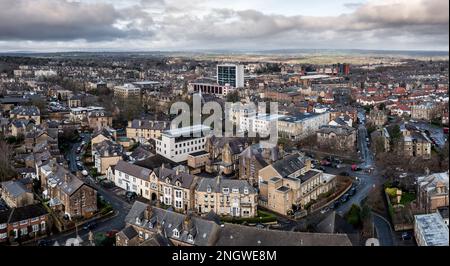 Una vista aerea della North Yorkshire Spa Town di Harrogate con architettura Vittoriana nel centro della città Foto Stock