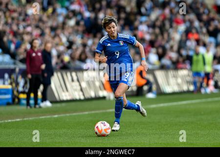 CBS Arena, Coventry, Regno Unito. 19th Feb, 2023. Arnold Clark Cup Football, Inghilterra contro Italia; Valentina Giacinti d'Italia corre con la palla credito: Action Plus Sports/Alamy Live News Foto Stock