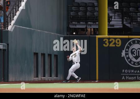 18 febbraio 2023: Trevor Austin # 19 outfielder Missouri si trova sotto una palla fallo lungo il muro. Il Missouri sconfisse il Texas 6-5 ad Arlington, Texas, Richey Miller/CSM Foto Stock