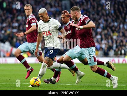 Il Richarlison di Tottenham Hotspur e il Vladimir Coufal di West Ham United combattono per la palla durante la partita della Premier League allo stadio Tottenham Hotspur di Londra. Data immagine: Domenica 19 febbraio 2023. Foto Stock