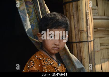 Un bambino al campo di Rohingya in Bangladesh, COX'S BAZAR, BANGLADESH, campo profughi a Ukhiya Upazila Foto Stock