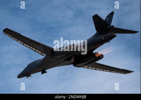 Un B-1 Lancer, assegnato alla Dyess Air Force base, decolla per una missione Weapons School Integration (WSINT) presso Nellis Air Force base, Nevada, 28 novembre 2022. WSINT testa le capacità dei piloti e dei membri dell'equipaggio per aumentare l'efficienza e rafforzare il lavoro di squadra. ACC,Airforce,Nellis,Nellis AFB,addestramento,WSINT,missione, Foto Stock