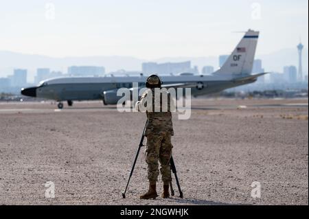 Airman 1st Class Trevor Bell, 57th Wing Public Affairs Specialist, registra un aeromobile di ricognizione RC-135 Rivet Joint prima di una missione Weapons School Integration (WSINT) alla base dell'aeronautica militare di Nellis, Nevada, 28 novembre 2022. Gli Stati Uniti Air Force Weapons School forma esperti e leader tattici per controllare e sfruttare l'aria, lo spazio e la cibernetica per conto della forza comune. Foto Stock