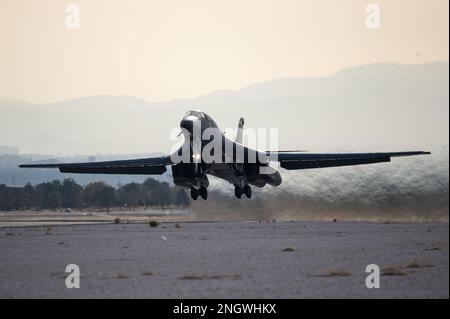 Un B-1 Lancer, assegnato alla Dyess Air Force base, decolla per una missione Weapons School Integration presso Nellis Air Force base, Nevada, 28 novembre 2022. La Weapons School fornisce supporto accademico e consultivo a numerose unità che migliorano l'addestramento al combattimento aereo per migliaia di aviatori dell'aeronautica, del Dipartimento della difesa e dei servizi alleati degli Stati Uniti ogni anno. ACC,Airforce,Nellis,Nellis AFB,addestramento,WSINT,missione, Foto Stock