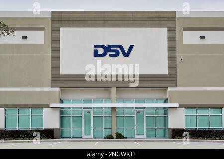 Houston, Texas USA 02-18-2023: Facciata esterna dell'edificio degli uffici del DSV a Houston, Texas. Azienda danese di trasporti e logistica fondata nel 1976. Foto Stock