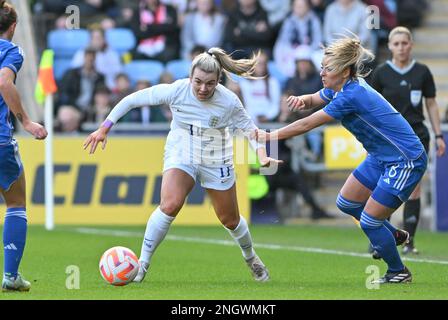 Coventry, Regno Unito. 19th Feb, 2023. Lauren Hemp (11) d'Inghilterra e Martina Rosqui (8) d'Italia hanno immaginato la lotta per la palla durante un amichevole gioco di calcio femminile tra le nazionali squadre di calcio femminile d'Inghilterra, chiamato Lionesses, E l'Italia, chiamata Azzurre, nella loro seconda partita nella Arnold Clark Cup 2023, domenica 19 febbraio 2023 a Coventry, INGHILTERRA . PHOTO SPORTPIX | Credit: David Catry/Alamy Live News Foto Stock