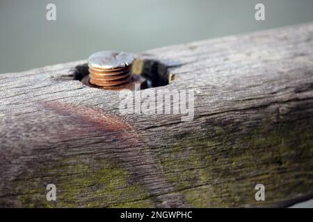 Al molo, il tempo lascia segni sul legno. Corde, chiodi e viti lasciano segni nel legno. Foto Stock