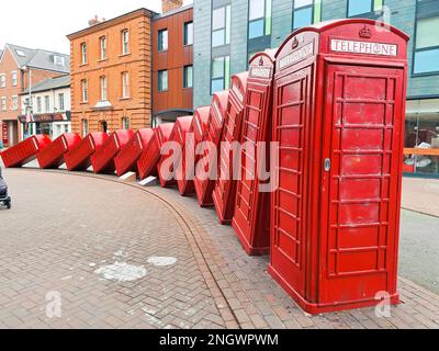 Linea di caselle di chiamata rosse sulla strada di Londra UK. Foto di alta qualità Foto Stock