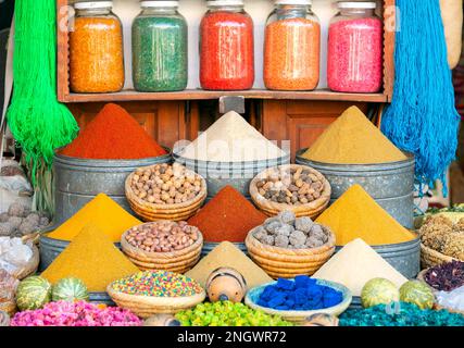 Spezie e coloranti colorati si trovano al mercato del souk a Marrakech, Marocco Foto Stock