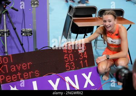 APELDOORN, PAESI BASSI - FEBBRAIO 19: Femke Bol festeggia il suo record mondiale durante i Campionati olandesi di Atletica indoor 2023 a Omnisport il 19 Febbraio 2023 ad Apeldoorn, Paesi Bassi (Foto di Patrick Goosen/Orange Pictures) Foto Stock