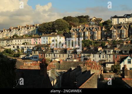 Case a schiera a Penzance all'ora d'oro in estate. Mix di alloggi tipici britannici e stili di pianificazione. Quartiere inglese Foto Stock