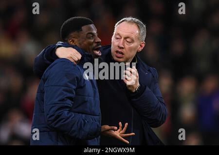 Surge Aurier della Foresta di Nottingham e Steve Cooper, allenatore capo della Foresta di Nottingham durante la partita della Premier League tra la Foresta di Nottingham e Manchester City al City Ground di Nottingham sabato 18th febbraio 2023. (Foto: Jon Hobley | MI News) Foto Stock