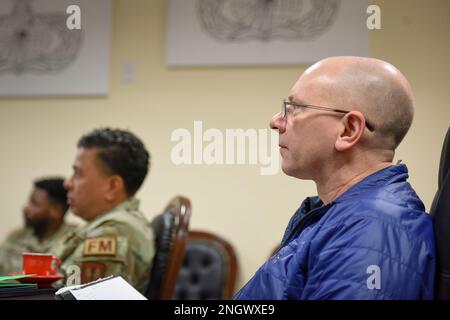 Scott Thompson, United States Air Forces in Europe and Air Forces Africa, direttore della gestione finanziaria e del controllore, partecipa a una missione del controllore Squadron del 39th sulla base aerea Incirlik, Turchia, 29 novembre 2022. Shiona Meyer, Chief Master Sgt. USAFE-AFAFRICA, responsabile della gestione finanziaria e del comptroller, ha visitato la 39th Air base Wing e i suoi team finanziari geograficamente separati per osservare le loro capacità e risorse insieme alle sfide uniche che si trovano ad affrontare. Con queste conoscenze, USAFE-AFAFRICA FM può fornire assistenza e supporto per la Foto Stock