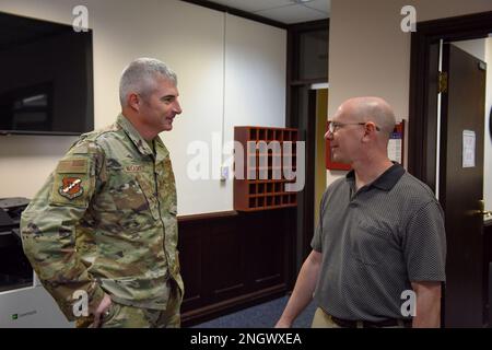 Kevin McCaskey, a sinistra, 39th Air base Wing vice comandante, parla con il Colón Scott Thompson, United States Air Forces in Europe and Air Forces Africa direttore della gestione finanziaria e del controllore, su Incirlik Air base, Turchia, 29 novembre 2022. Shiona Meyer, Chief Master Sgt. USAFE-AFAFRICA, responsabile della gestione finanziaria e del comptroller, ha visitato la 39th Air base Wing e i suoi team finanziari geograficamente separati per osservare le loro capacità e risorse insieme alle sfide uniche che si trovano ad affrontare. Con questa conoscenza, USAFE-AFAFRICA FM può fornire guida Foto Stock