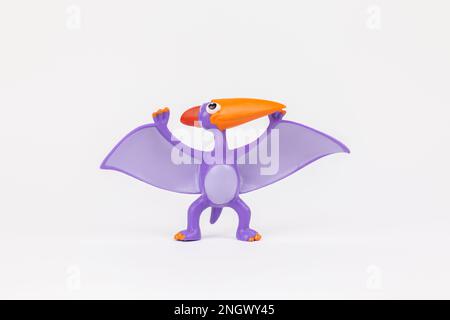 un dinosauro pterodattile personaggio giocattolo per bambini su sfondo bianco Foto Stock