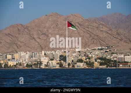 Aqaba flagpole con la Grande Bandiera della rivolta araba o Bandiera dell'Hejaz Foto Stock