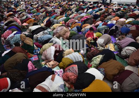 Srinagar, India. 19th Feb, 2023. Le donne eseguono preghiere al santuario di Hazratbal in occasione di Lailat al Miraj o Shab-e-Meraj a Srinagar, Kashmir, il 19 febbraio 2023. (Foto di Mubashir Hassan/Pacific Press) Credit: Pacific Press Media Production Corp./Alamy Live News Foto Stock