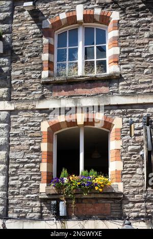 BRISTOL, Regno Unito - 14 maggio : insolito windows su un edificio di Bristol il Maggio 14, 2019 Foto Stock