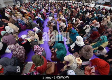 Srinagar, India. 19th Feb, 2023. Le donne eseguono preghiere al santuario di Hazratbal in occasione di Lailat al Miraj o Shab-e-Meraj a Srinagar, Kashmir, il 19 febbraio 2023. (Foto di Mubashir Hassan/Pacific Press) Credit: Pacific Press Media Production Corp./Alamy Live News Foto Stock