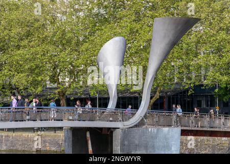 BRISTOL, Regno Unito - 13 maggio : vista di un ponte pedonale sul fiume Avon a Bristol il 13 maggio 2019. Persone non identificate Foto Stock